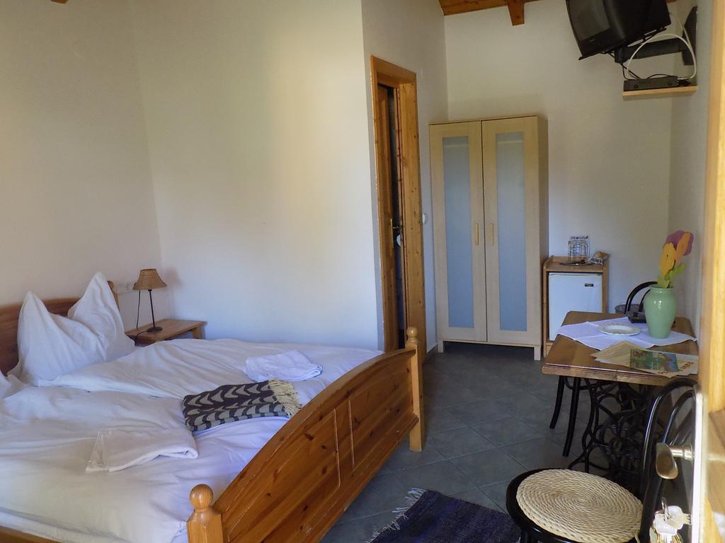 Platan Panzio Bed & Breakfast Nyul Bilik gambar