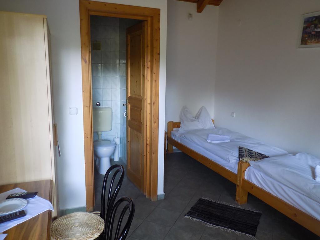 Platan Panzio Bed & Breakfast Nyul Bilik gambar