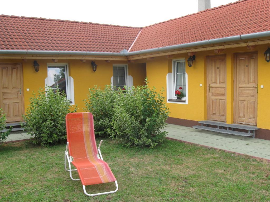 Platan Panzio Bed & Breakfast Nyul Luaran gambar