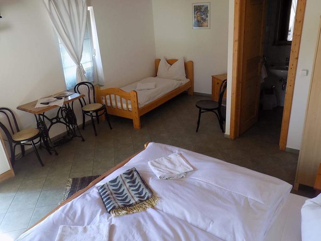 Platan Panzio Bed & Breakfast Nyul Luaran gambar